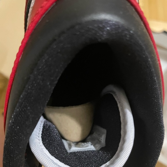 BNIB Air Jordan 1 mid (GS) black-gym red Chicagos 554725 069 6Y: womens 7.5-8 - Picture 4 of 7